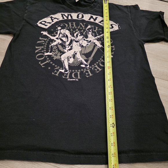 Ramones Black Graphic Tee - Picture 4 of 6